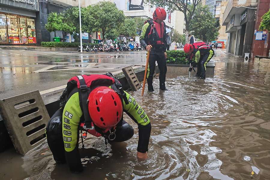 暴雨袭城 昆明消防全力抗洪抢险暴雨袭城昆明消防全力抗洪抢险，守护家园安宁