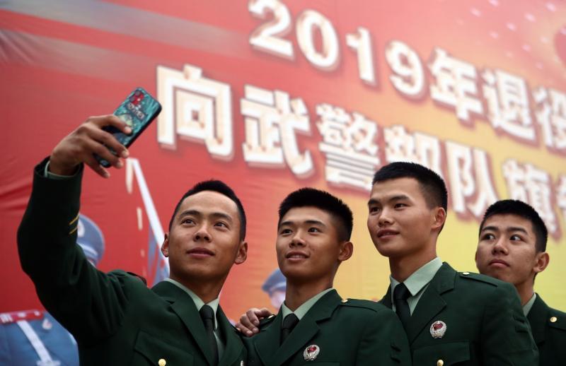 小伙16岁高考 17岁参加阅兵这是一个非常了不起的成就。