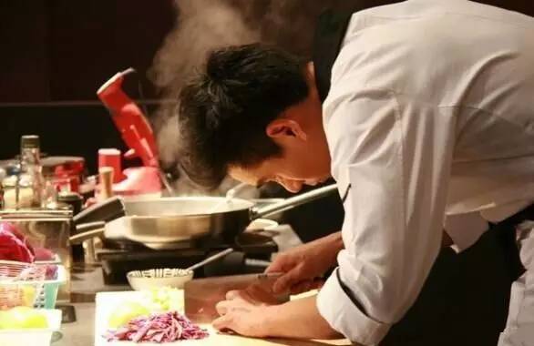 妻子做饭1年丈夫瘦32斤妻子做饭一年，丈夫瘦掉32斤，美食背后的健康奇迹
