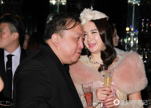 导演王晶老婆叫什么名字揭秘，导演王晶的伴侣究竟是谁，她的名字叫什么？