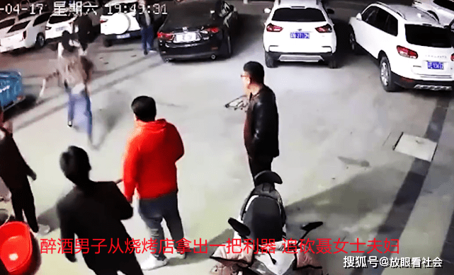 女子遭当街追砍女子遭当街追砍——背后的故事与社会的反思