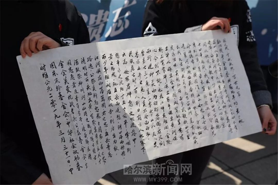 女孩读烈士家书感动外国游客女孩读烈士家书感动外国游客，跨文化情感共鸣的力量