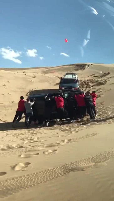 50万粉丝博主沙漠越野时翻车去世悲痛！50万粉丝博主沙漠越野时遭遇不幸，生命瞬间消逝