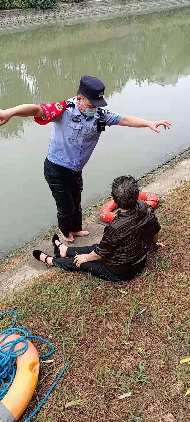老人落水民警一路狂奔跳水救人一位老人落水，民警迅速反应，一路狂奔并跳水救人的事迹，体现了民警的职业担当和无私奉献精神。