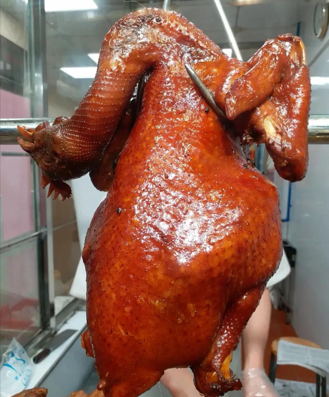 广州核发首张“电鸡”专用号牌广州核发首张电鸡专用号牌，开启电动轻型摩托车新篇章