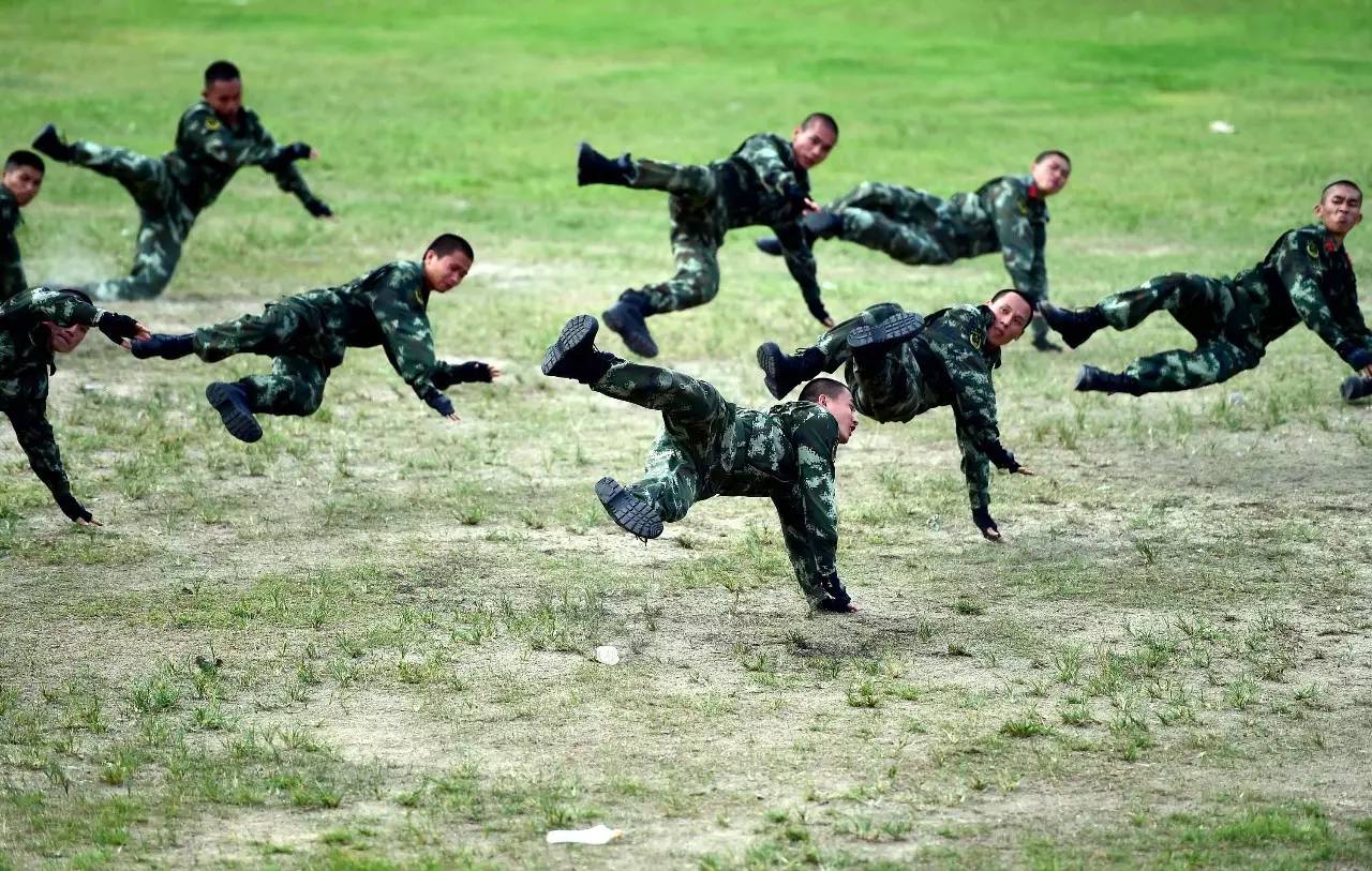 军属见证儿子亮相阅兵场军属见证儿子亮相阅兵场是一件非常荣耀和令人感动的事情。这不仅体现了儿子的优秀表现和辛勤付出，也展现了军属对儿子的支持和鼓励。