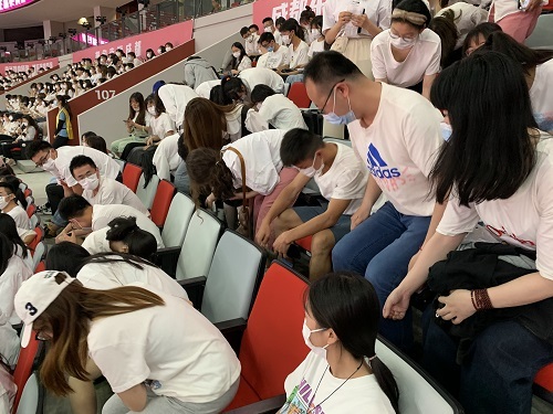 观礼离场后干干净净观礼离场后干干净净，礼仪之美与环保意识的完美结合