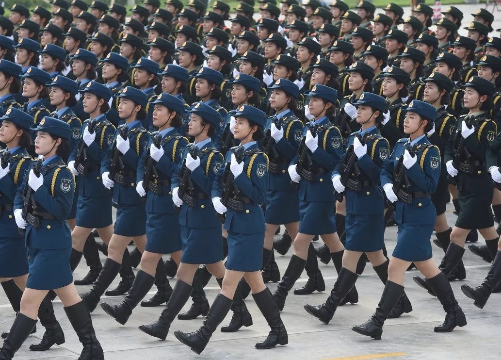 装备方队唯一“女教头”超帅装备方队唯一女教头，超越性别的帅气风采